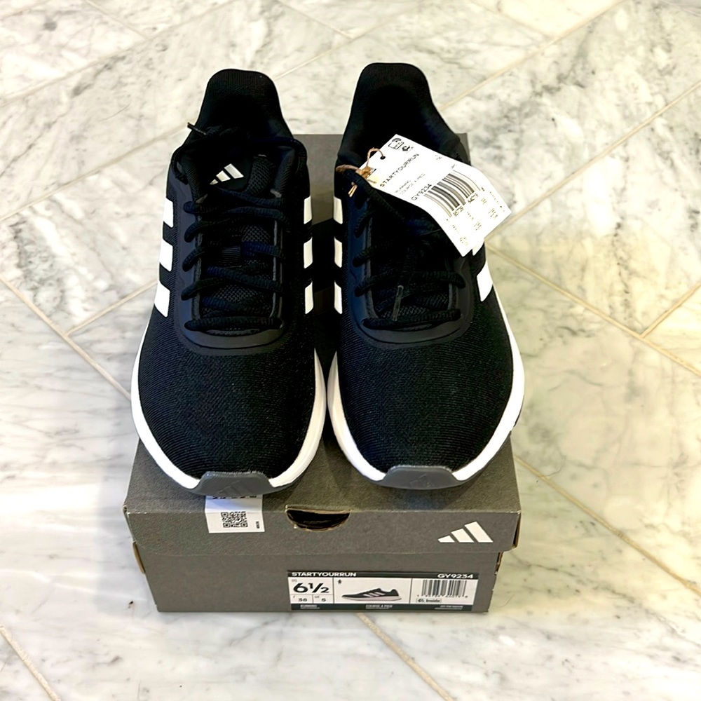 NWT Adidas size 7 Start Your Run sneakers